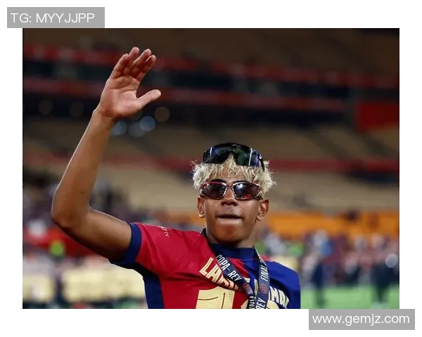 央视报道足球明星精彩瞬间视频引发球迷热议与关注